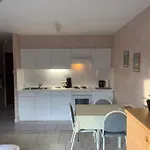 White Chateau Met Parking En Zonnig Balkon 아파트