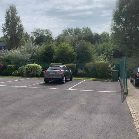 White Chateau Met Parking En Zonnig Balkon