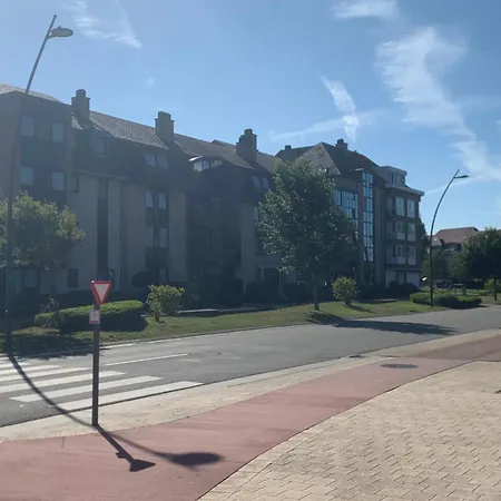 White Chateau Met Parking En Zonnig Balkon Apartamento *